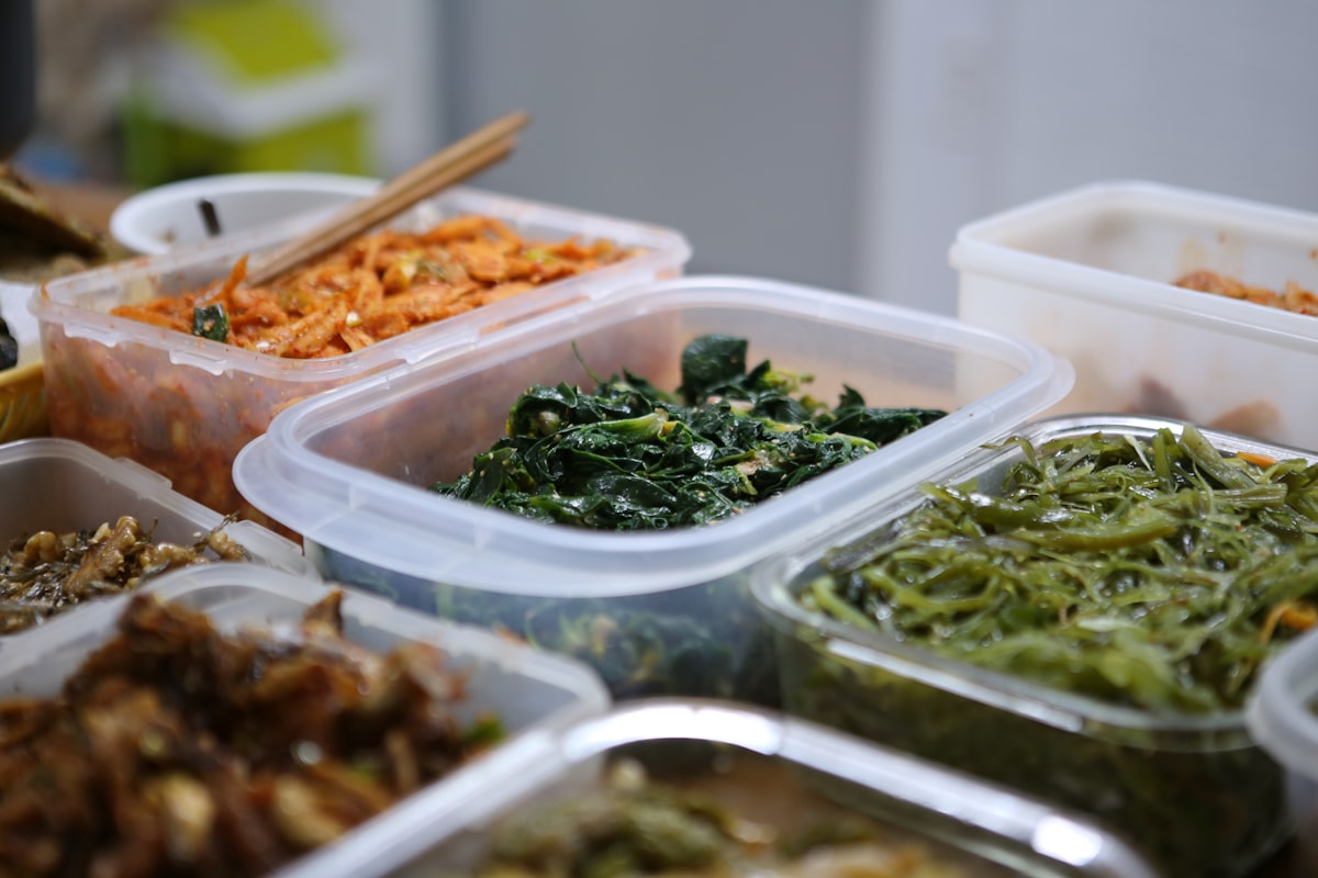 Alimentação saudável com frutas e vegetais frescos